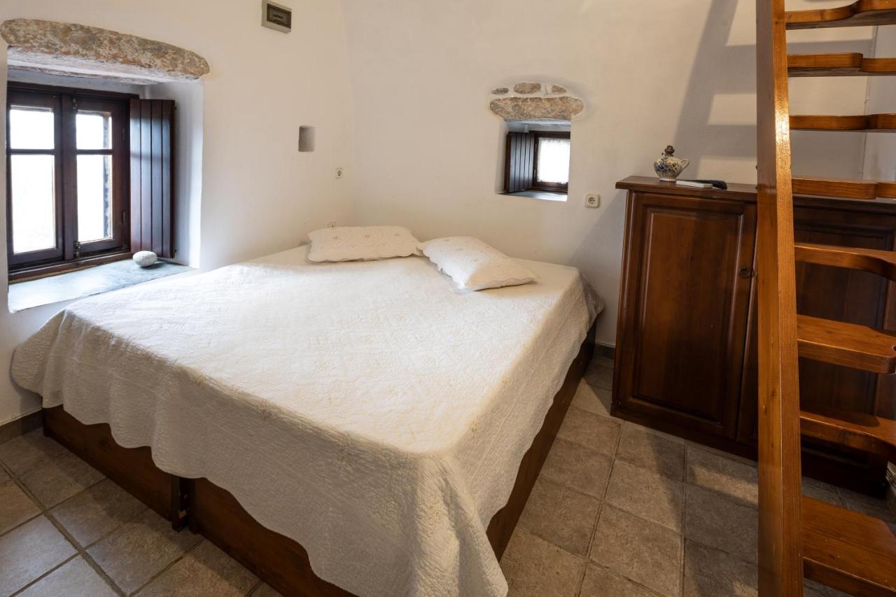 Aparthotel Arapakis Historic Castle Pírgos Dhiroú Exteriér fotografie