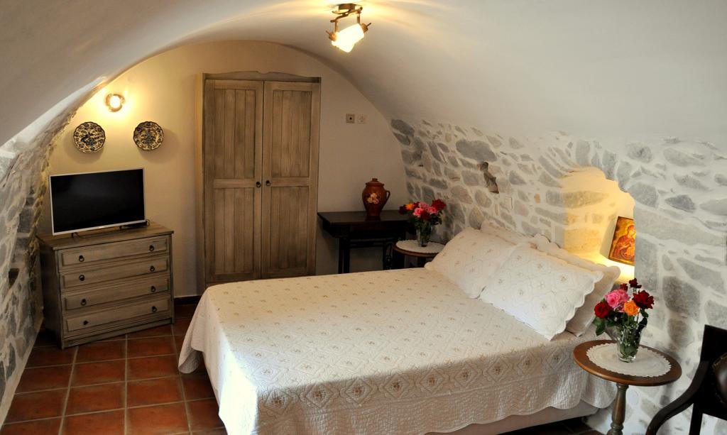 Aparthotel Arapakis Historic Castle Pírgos Dhiroú Exteriér fotografie