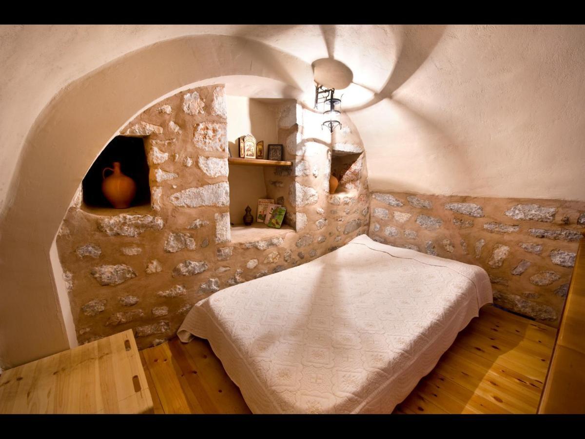 Aparthotel Arapakis Historic Castle Pírgos Dhiroú Exteriér fotografie